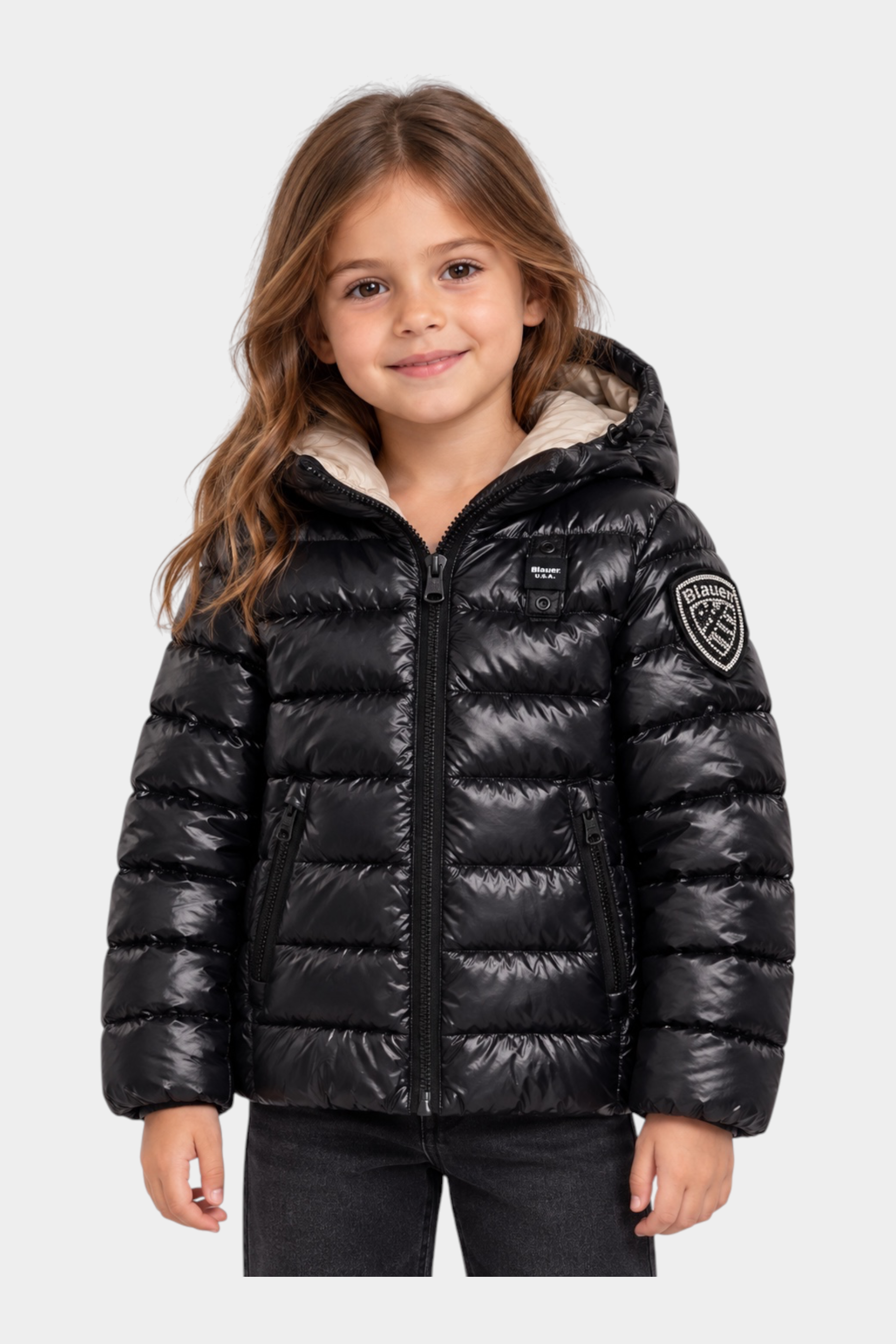 Bambina indossa giubbino invernale nero Blauer Follower SRL in nylon idro rip con cappuccio e logo sulla manica