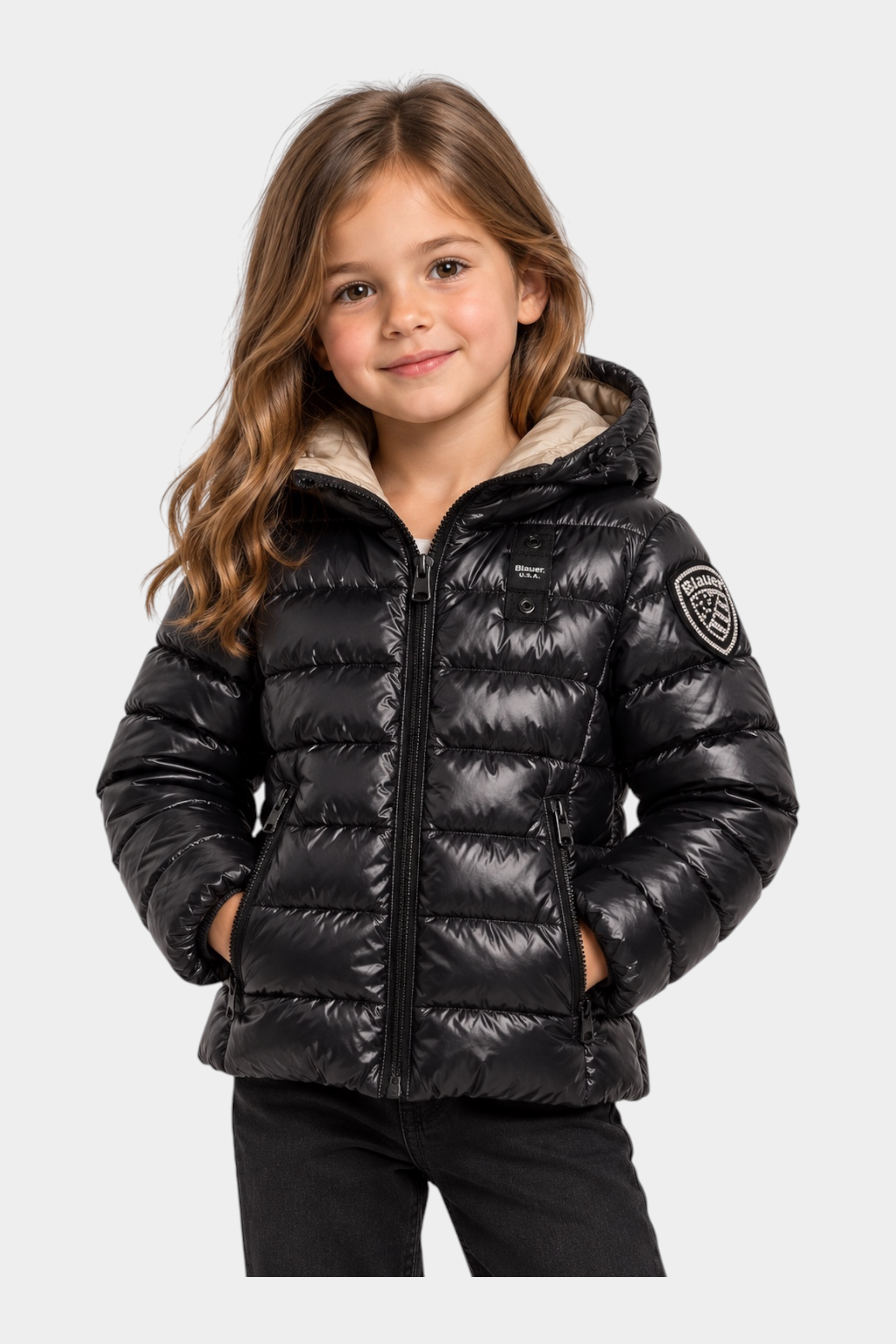 Bambina indossa giubbino invernale nero Blauer in nylon idrorepellente con cappuccio, venduto da Follower SRL