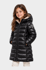 Bambina indossa giubbino trapuntato nero Follower SRL con cappuccio e logo Blauer sulla manica