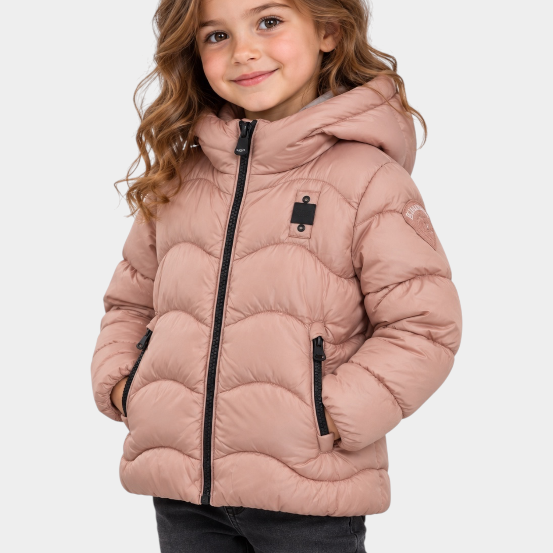 Bambina indossa giubbino trapuntato rosa Follower SRL con cappuccio, zip nere e logo glitterato sul petto