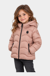 Bambina indossa giubbino trapuntato rosa Follower SRL con cappuccio, zip nere e logo glitterato sul petto