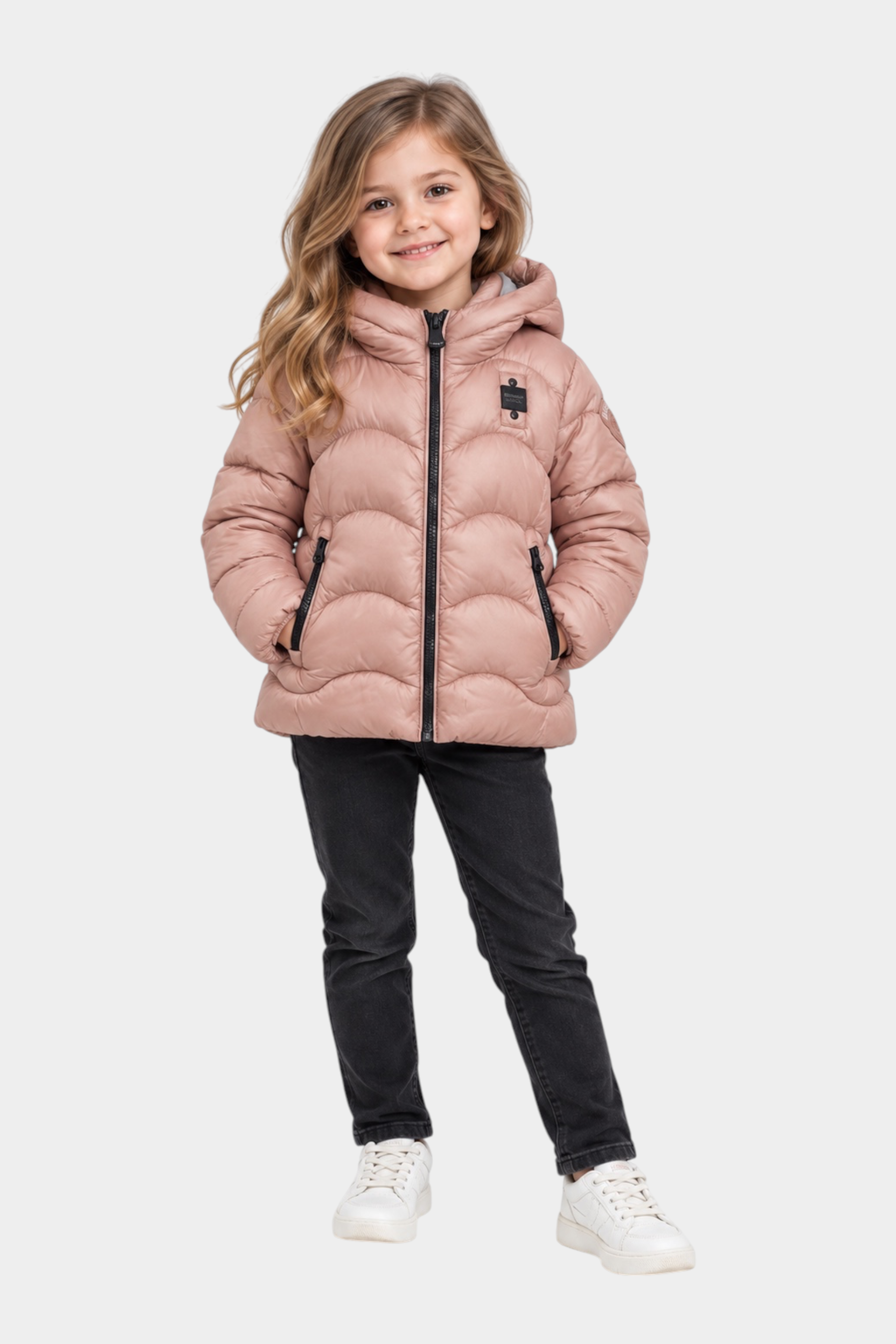 Bambina indossa giubbino Follower SRL rosa trapuntato ad onde con cappuccio, zip nera e patch logo glitterato