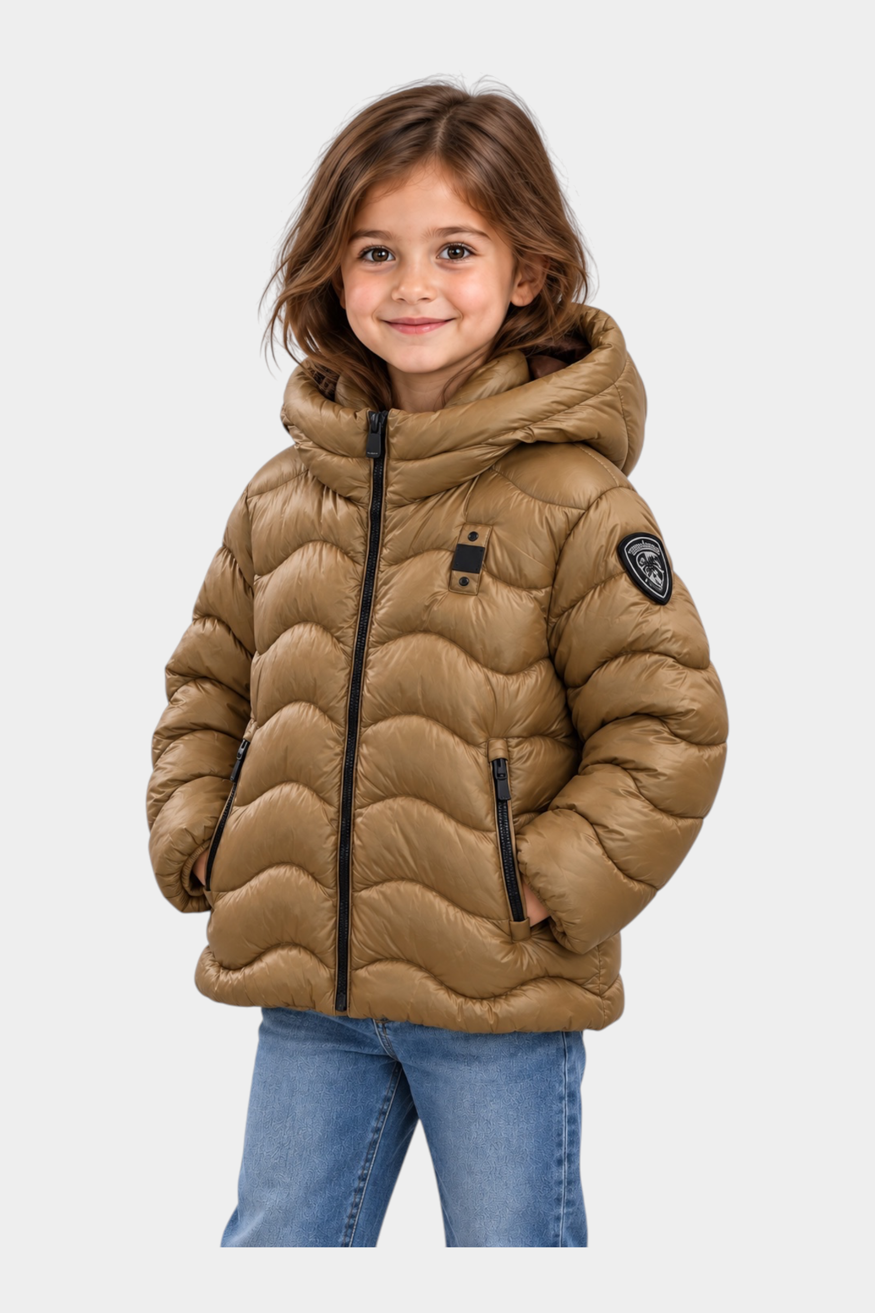 Bambina che indossa un giubbino Follower SRL trapuntato color bronzo con cappuccio, zip nera e patch logo glitterato