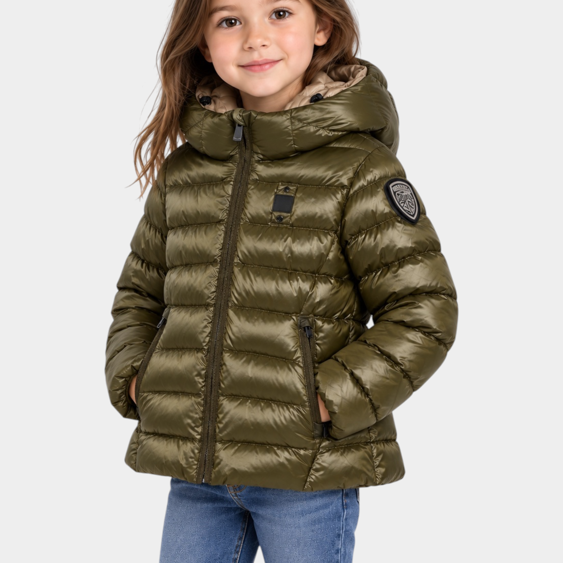 Bambina indossa giubbino invernale verde in nylon idrorepellente Follower SRL con cappuccio e logo Blauer