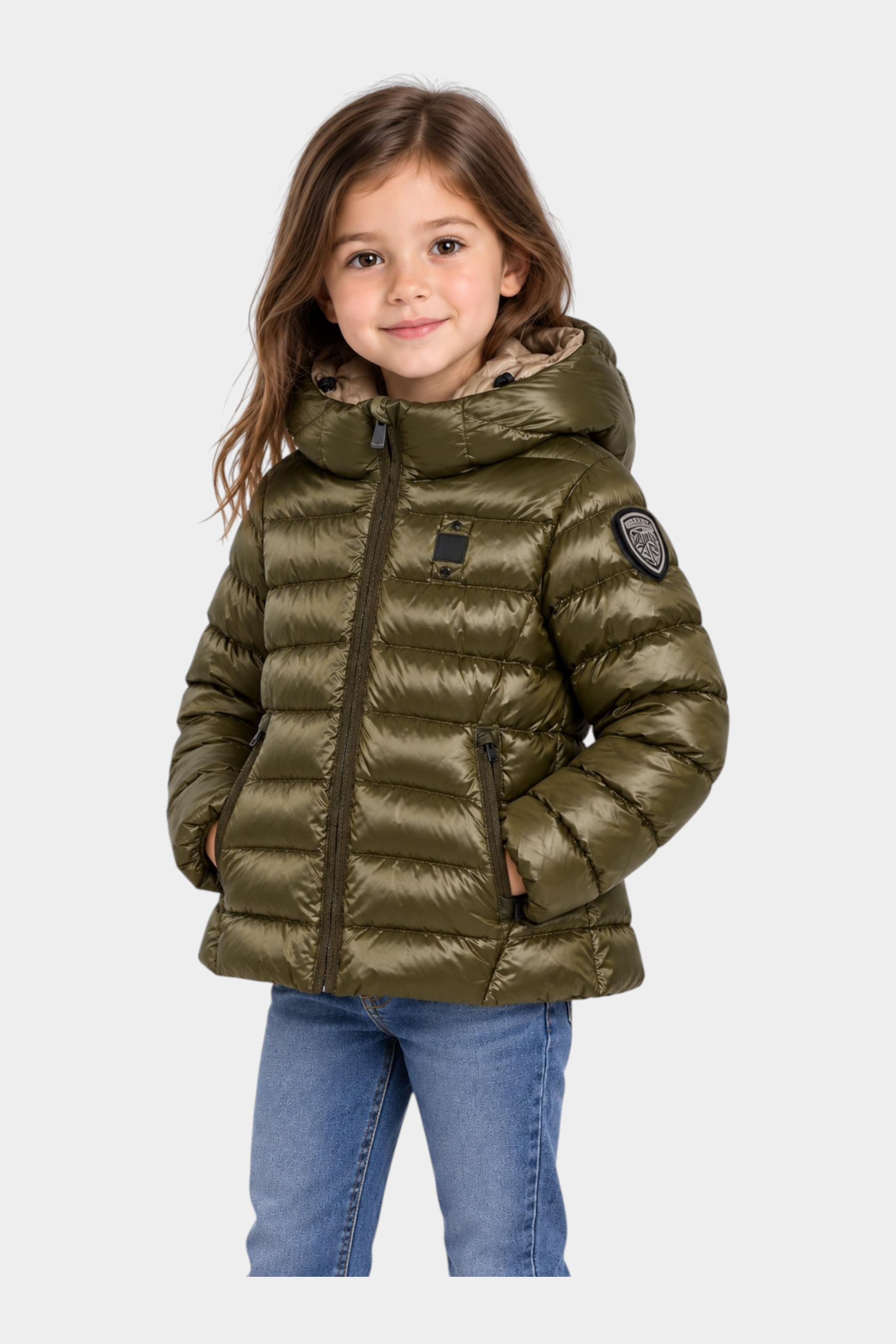 Bambina indossa giubbino invernale verde in nylon idrorepellente Follower SRL con cappuccio e logo Blauer
