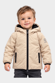 Bambino che indossa il giubbino beige Aurelia Velour di Follower SRL con cappuccio e zip nera a contrasto