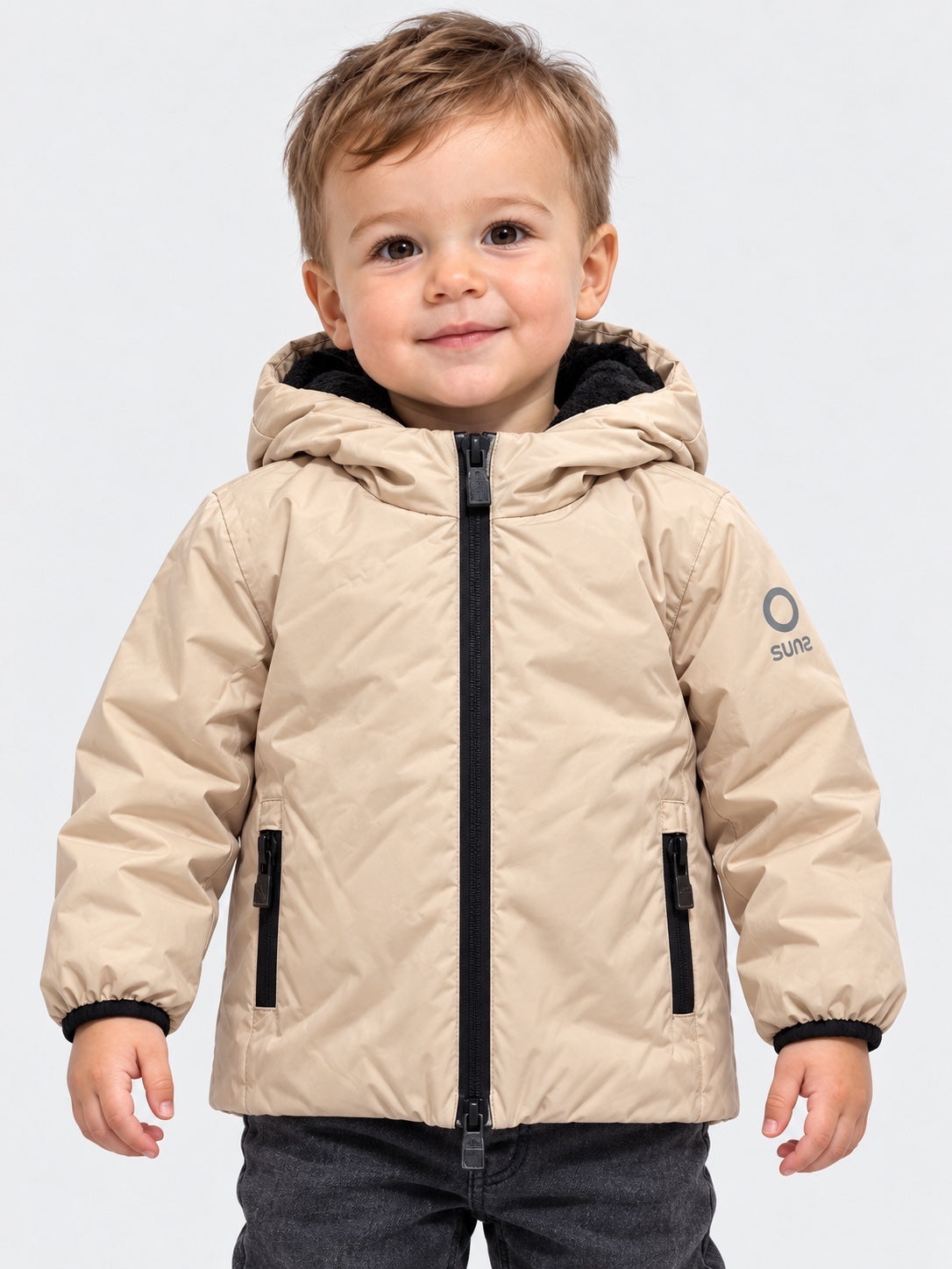 Bambino che indossa il giubbino beige Aurelia Velour di Follower SRL con cappuccio e zip nera a contrasto