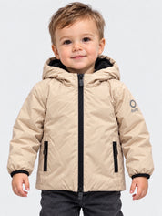 Bambino che indossa il giubbino beige Aurelia Velour di Follower SRL con cappuccio e zip nera a contrasto