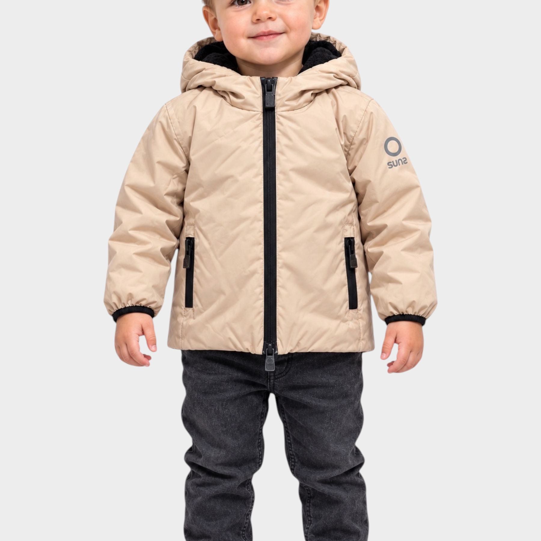 Bambino che indossa il giubbino beige Aurelia Velour di Follower SRL con cappuccio e zip nera a contrasto
