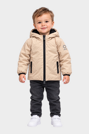 Bambino che indossa il giubbino beige Aurelia Velour di Follower SRL con cappuccio e zip nera a contrasto