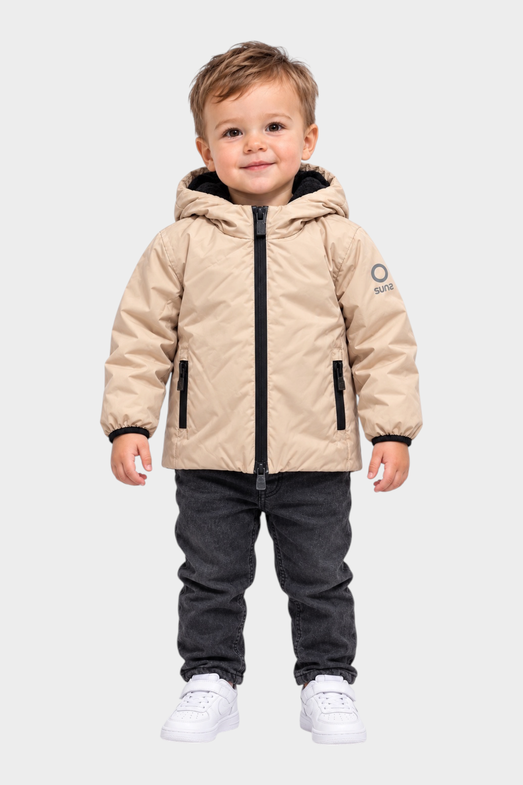 Bambino che indossa il giubbino beige Aurelia Velour di Follower SRL con cappuccio e zip nera a contrasto