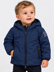 Bambino che indossa il giubbino blu Aurelia Velour di Follower SRL con cappuccio e logo SUNS BOARDS sulla manica