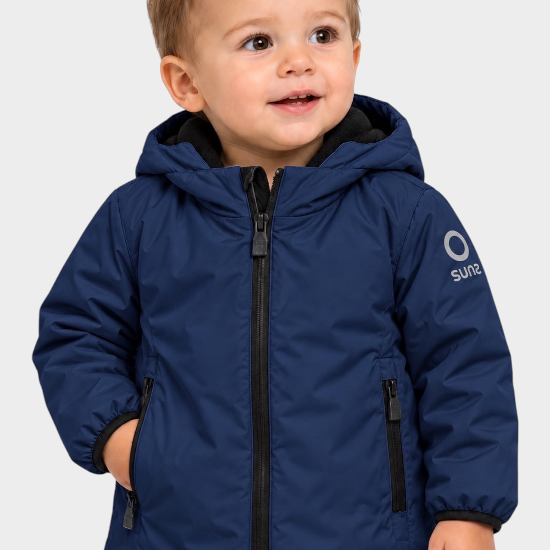 Bambino che indossa il giubbino blu Aurelia Velour di Follower SRL con cappuccio e logo SUNS BOARDS sulla manica