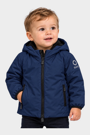 Bambino che indossa il giubbino blu Aurelia Velour di Follower SRL con cappuccio e logo SUNS BOARDS sulla manica