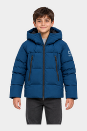 Bambino che indossa un giubbino imbottito blu Follower SRL con cappuccio e cerniere nere a contrasto