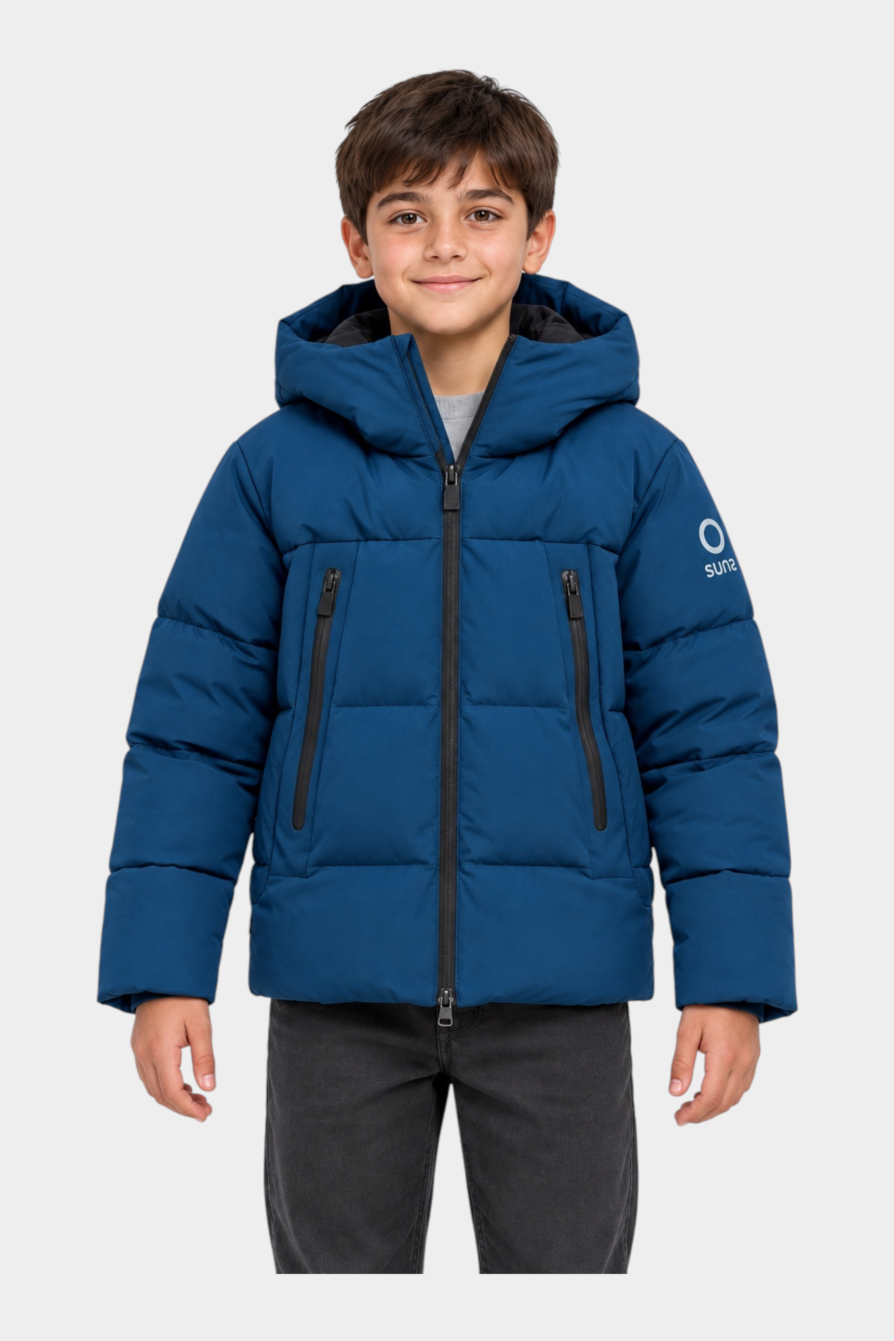 Bambino che indossa un giubbino imbottito blu Follower SRL con cappuccio e cerniere nere a contrasto