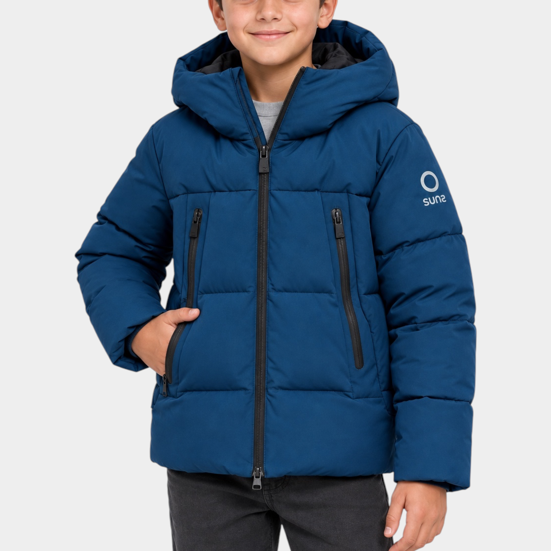 Ragazzo indossa giubbino imbottito blu con cappuccio e logo SUNS BOARDS, collezione Follower SRL