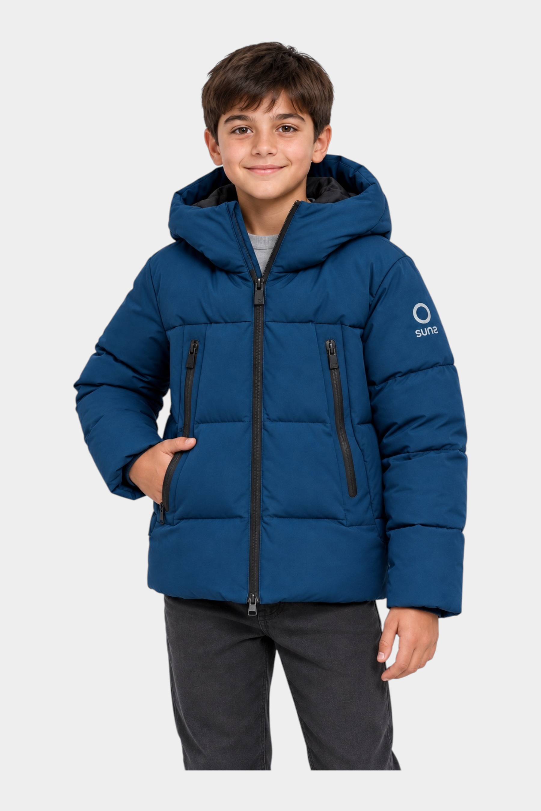 Ragazzo indossa giubbino imbottito blu con cappuccio e logo SUNS BOARDS, collezione Follower SRL