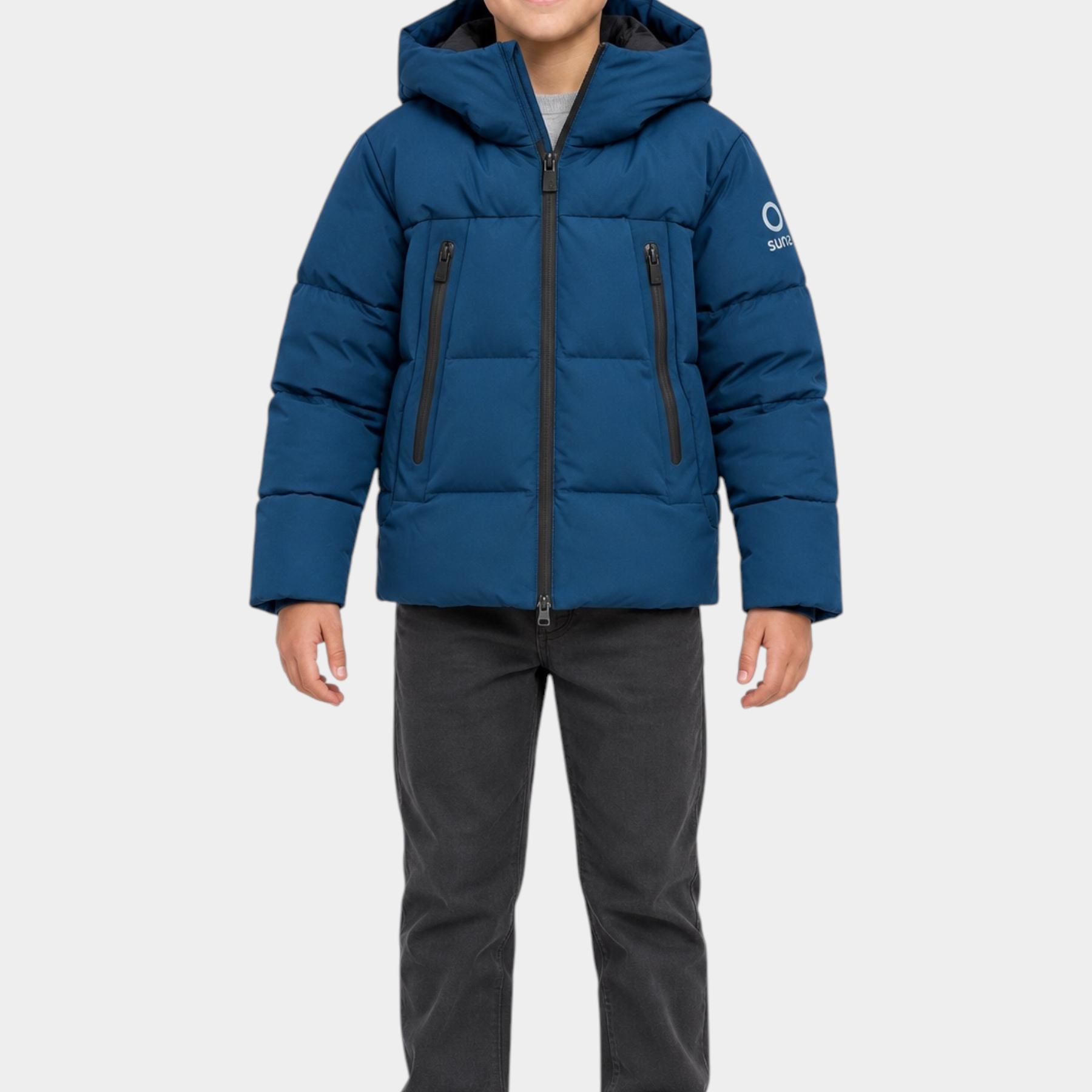 Bambino che indossa un giubbino imbottito blu con cappuccio Follower SRL, modello Austin di SUNS BOARDS