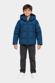 Bambino che indossa un giubbino imbottito blu con cappuccio Follower SRL, modello Austin di SUNS BOARDS