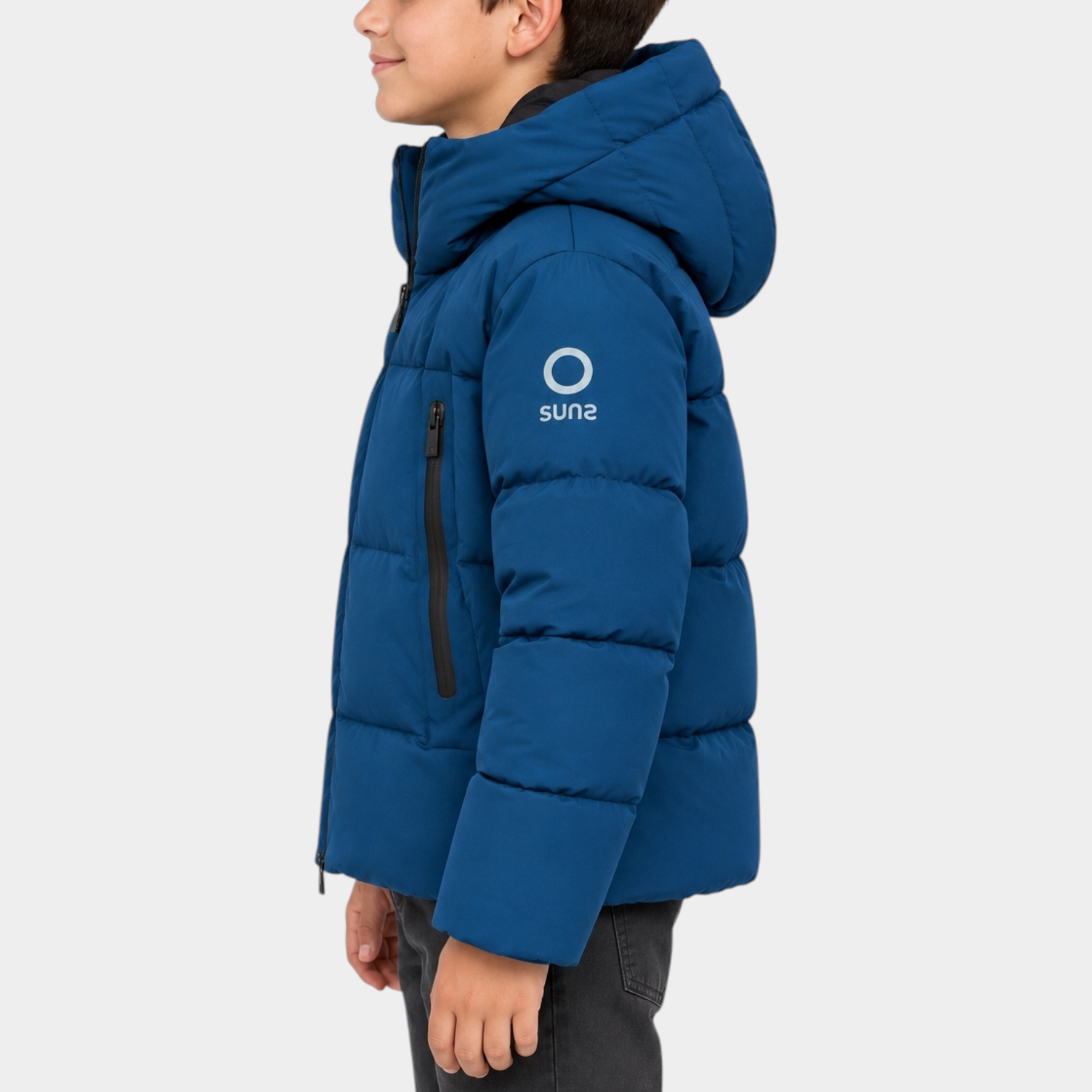Ragazzo indossa giubbino imbottito blu con cappuccio SUNS BOARDS di Follower SRL, vista laterale