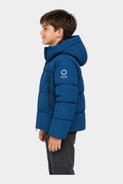 Ragazzo indossa giubbino imbottito blu con cappuccio SUNS BOARDS di Follower SRL, vista laterale