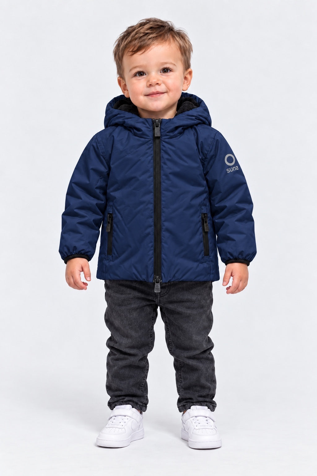 Bambino che indossa il giubbino blu in velour SUNS BOARDS di Follower SRL con cappuccio e zip frontale