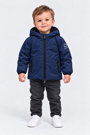 Bambino che indossa il giubbino blu in velour SUNS BOARDS di Follower SRL con cappuccio e zip frontale