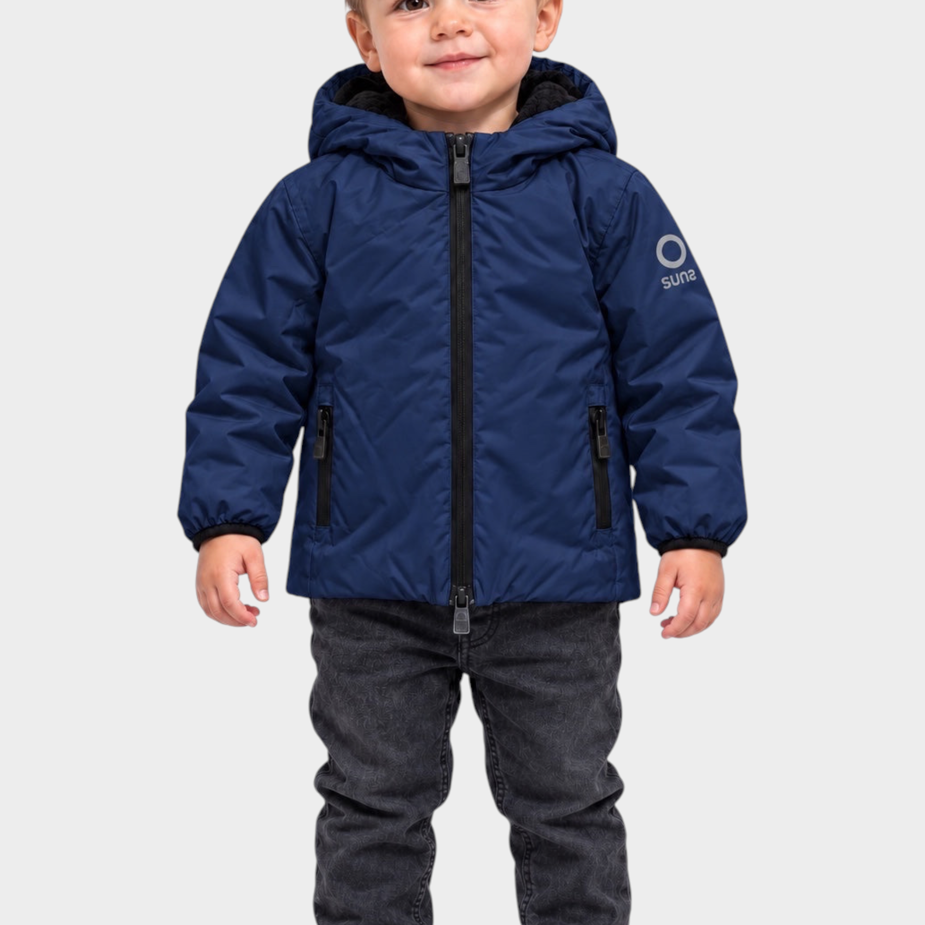 Bambino che indossa il giubbino blu in velour SUNS BOARDS di Follower SRL con cappuccio e zip frontale
