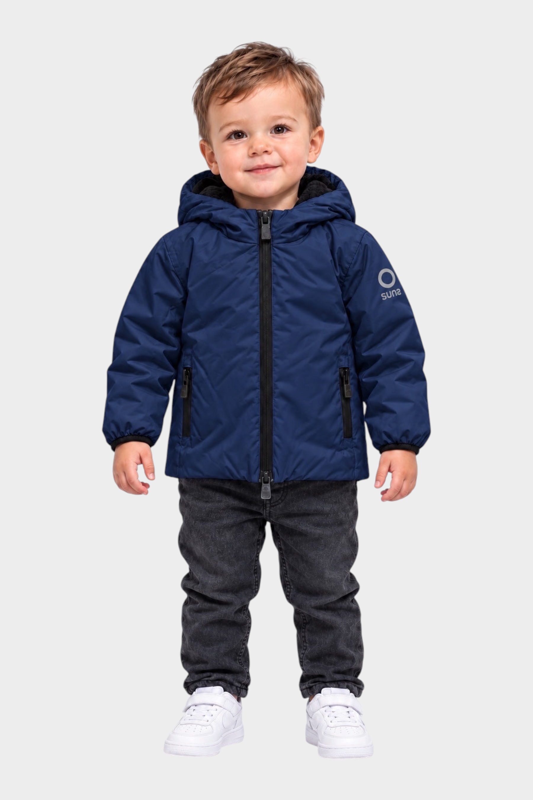 Bambino che indossa il giubbino blu in velour SUNS BOARDS di Follower SRL con cappuccio e zip frontale