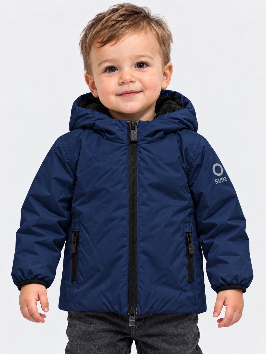 Bambino che indossa un giubbino blu SUNS BOARDS con cappuccio e zip, proposto da Follower SRL
