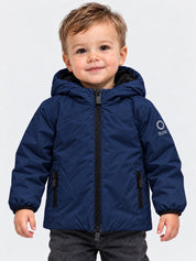 Bambino che indossa un giubbino blu SUNS BOARDS con cappuccio e zip, proposto da Follower SRL
