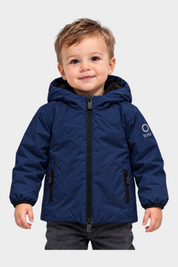 Bambino che indossa un giubbino blu SUNS BOARDS con cappuccio e zip, proposto da Follower SRL