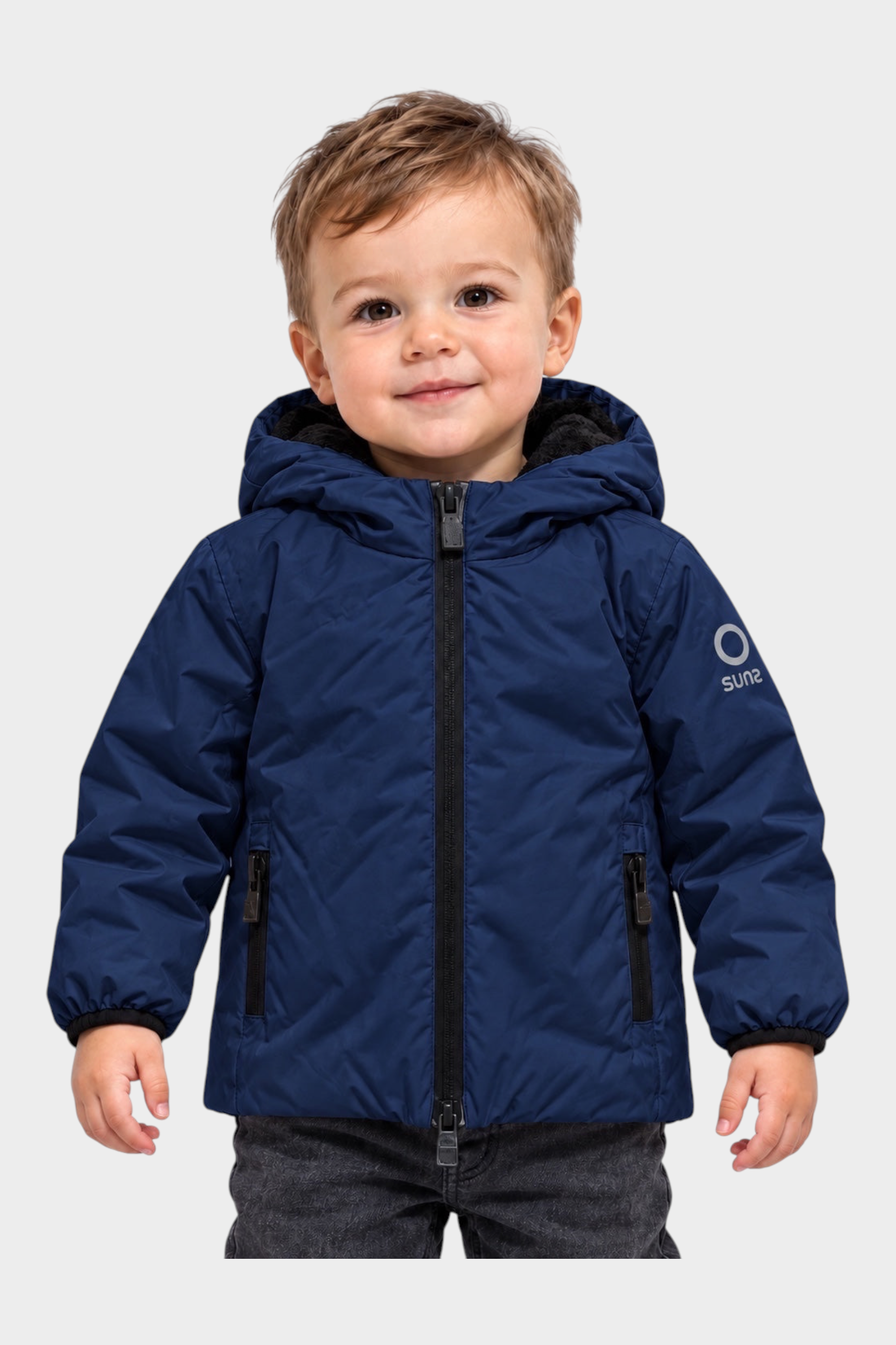 Bambino che indossa un giubbino blu SUNS BOARDS con cappuccio e zip, proposto da Follower SRL