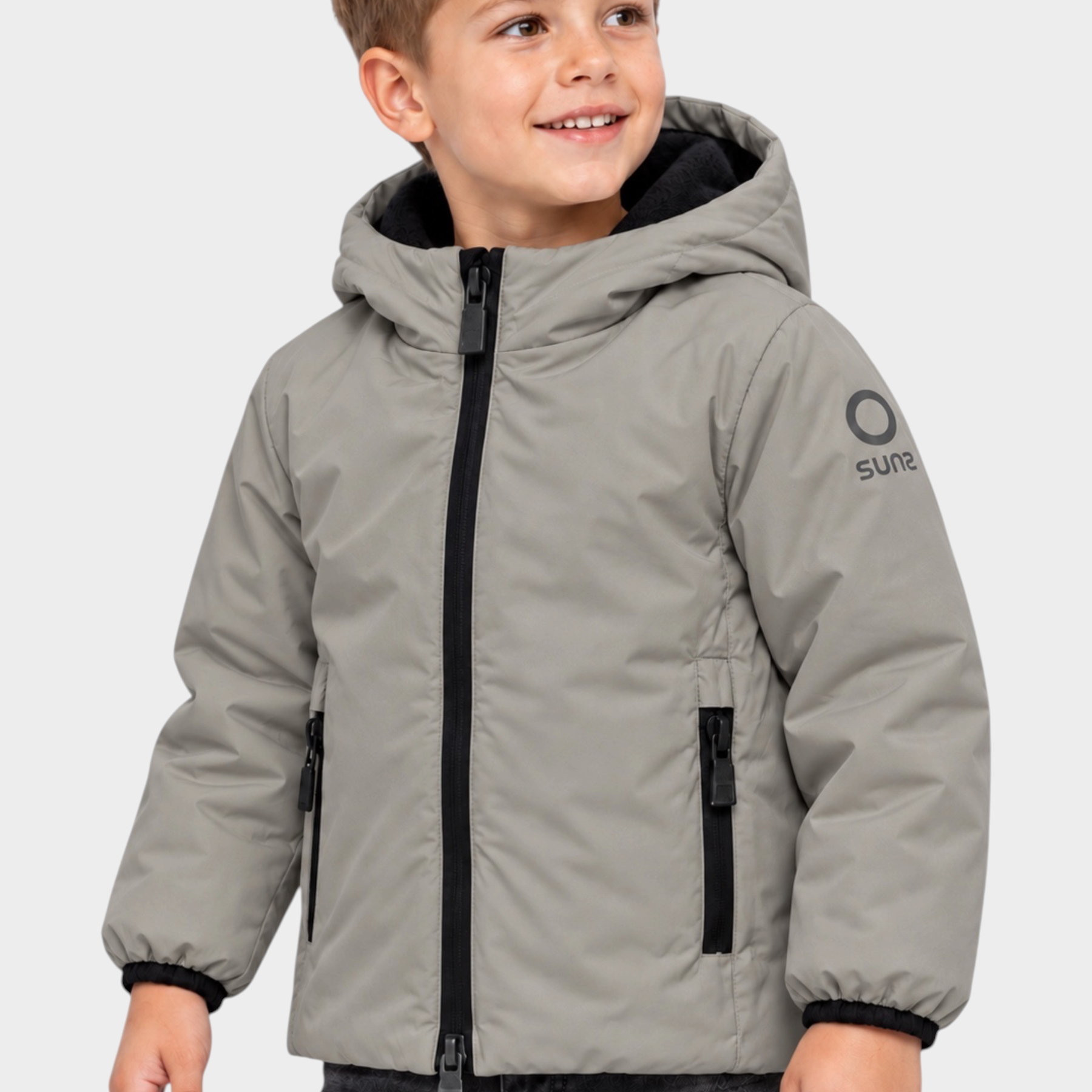 Bambino che indossa il giubbino grigio Aurelia Velour di Follower SRL con cappuccio e cerniere nere a contrasto