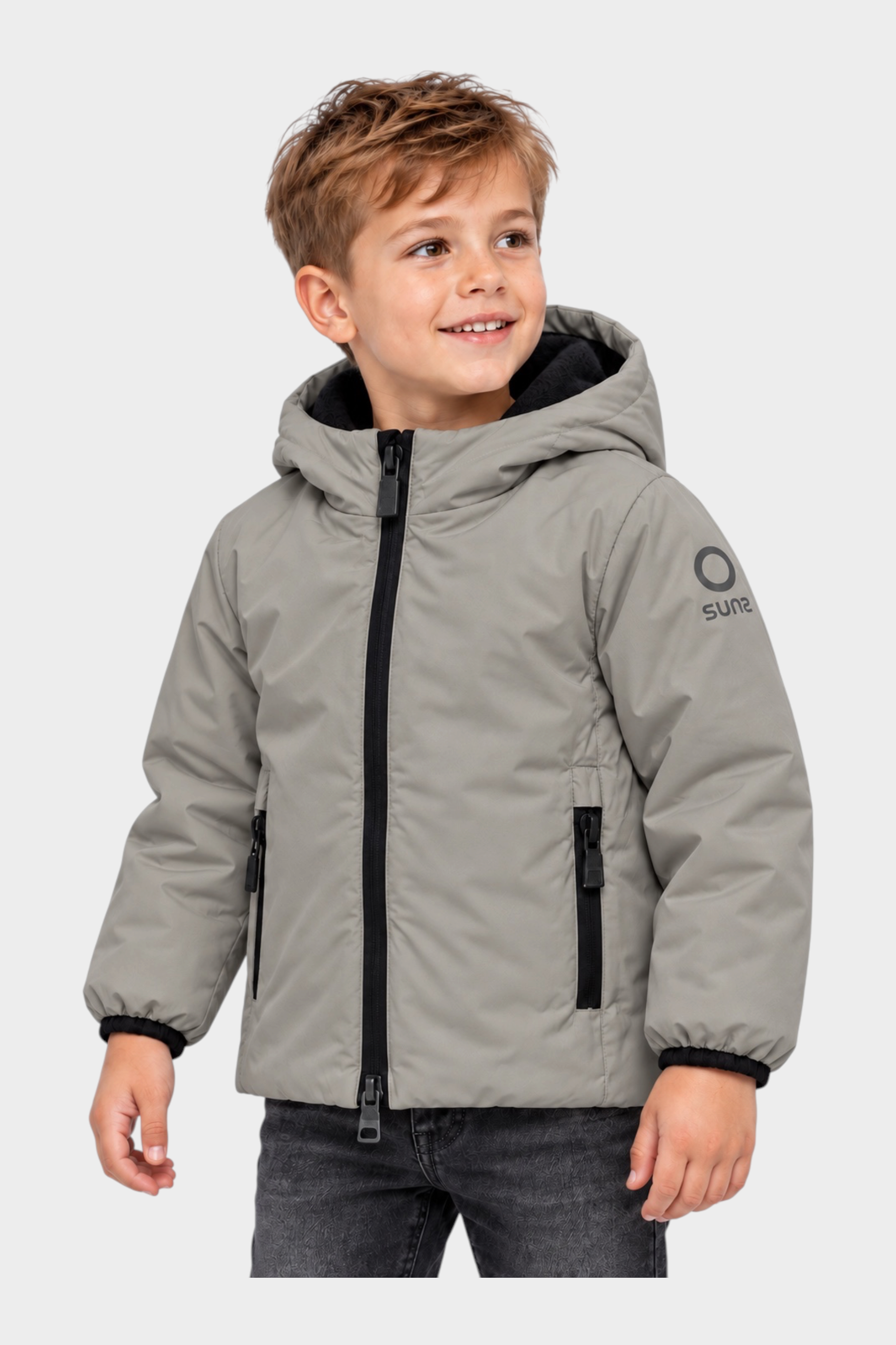 Bambino che indossa il giubbino grigio Aurelia Velour di Follower SRL con cappuccio e cerniere nere a contrasto