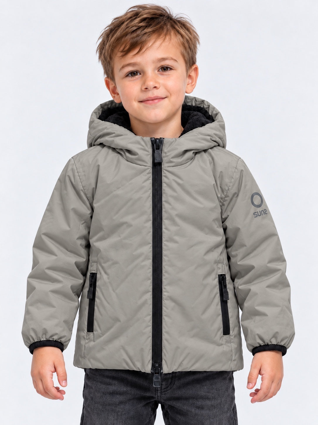 Bambino indossa giubbino grigio SUNS BOARDS di Follower SRL con cappuccio, zip nera e interno imbottito