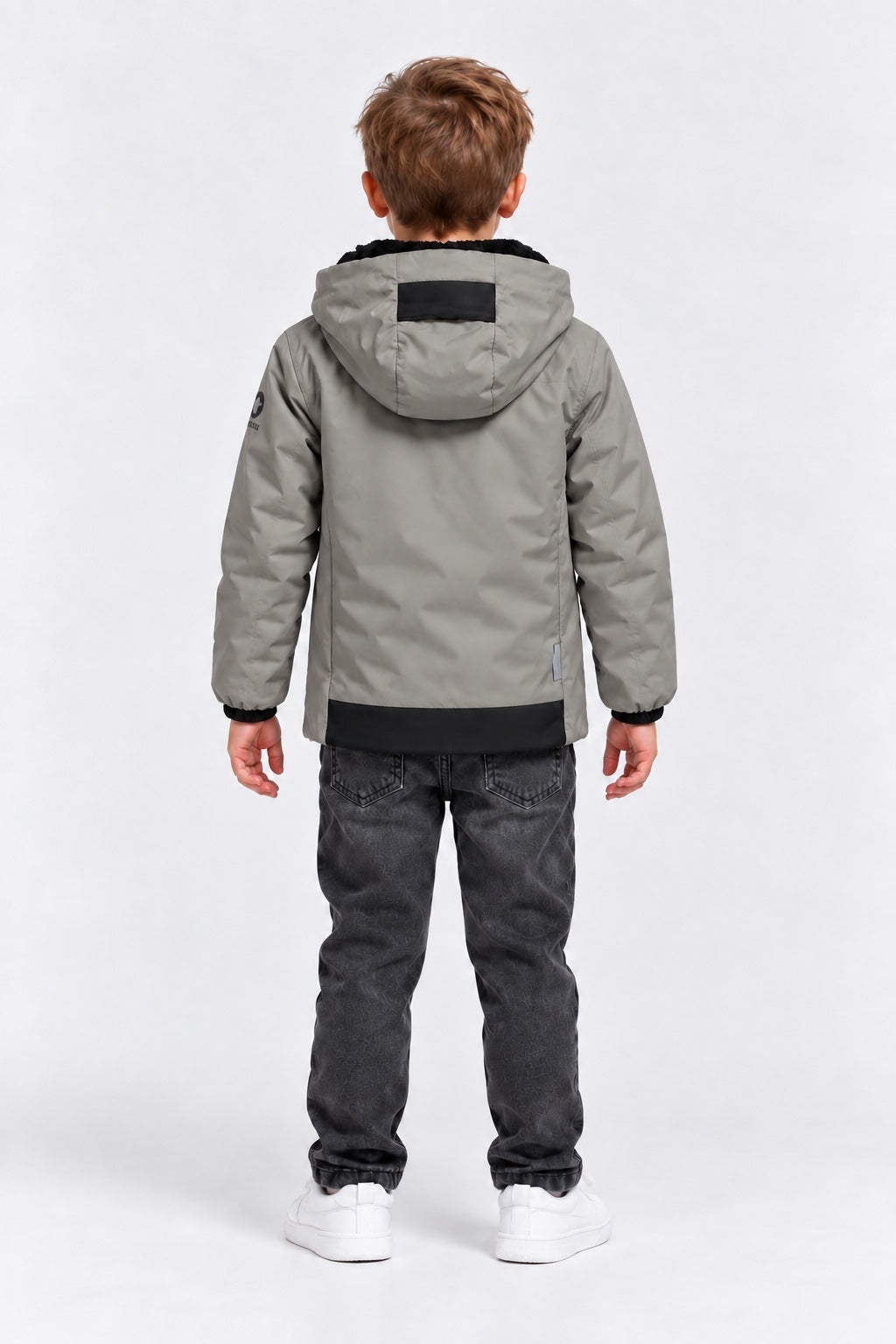 Bambino indossa giubbino grigio con cappuccio SUNS BOARDS di Follower SRL, vista posteriore su sfondo neutro