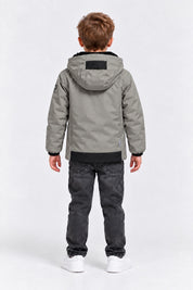 Bambino indossa giubbino grigio con cappuccio SUNS BOARDS di Follower SRL, vista posteriore su sfondo neutro