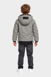 Bambino indossa giubbino grigio con cappuccio SUNS BOARDS di Follower SRL, vista posteriore su sfondo neutro