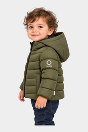 Bambino che indossa un giubbino imbottito verde con cappuccio Follower SRL, vista laterale