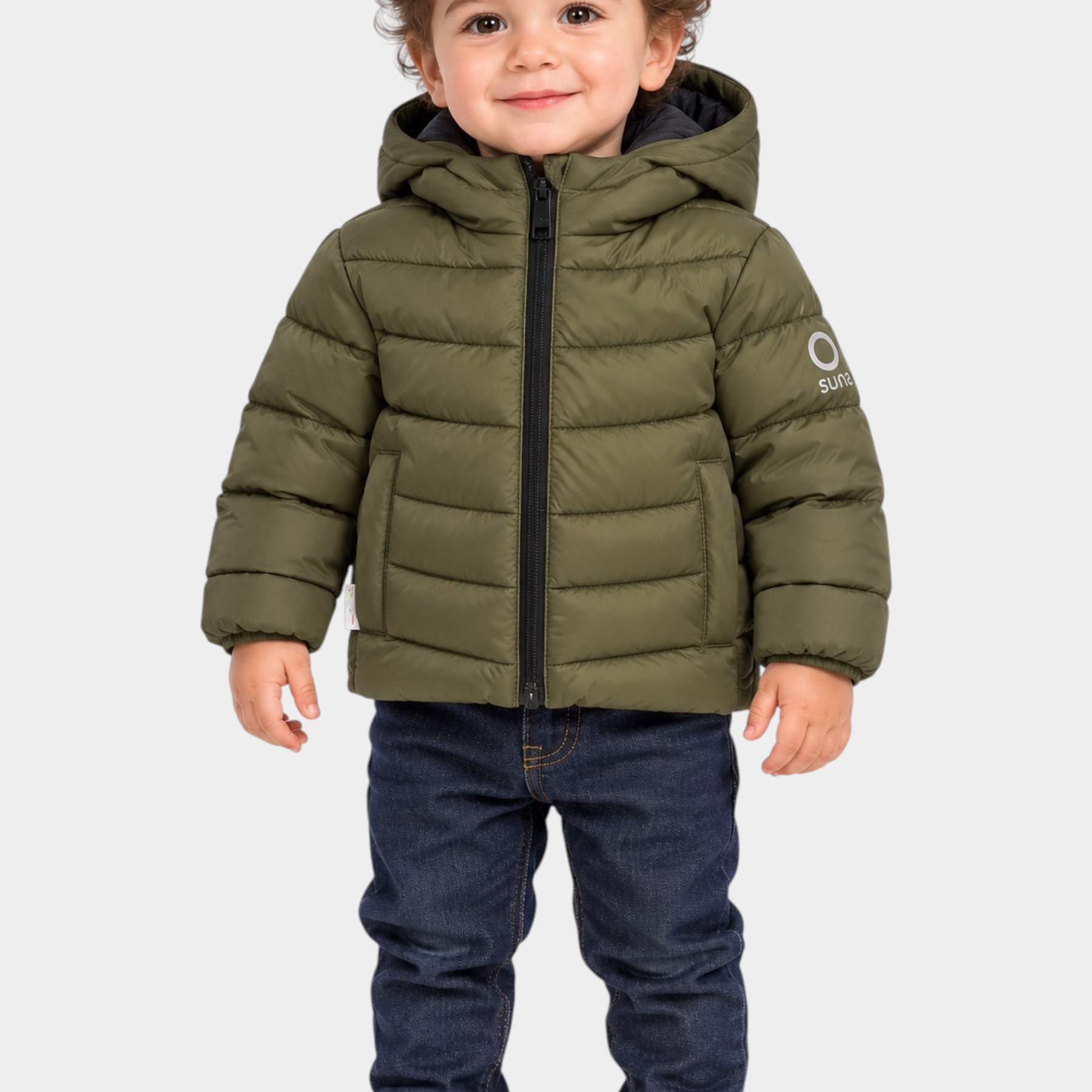 Bambino sorridente indossa giubbino imbottito verde con cappuccio Follower SRL, abbinato a jeans e sneakers bianche