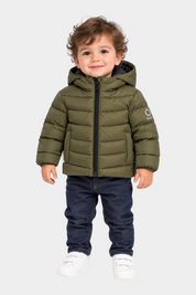 Bambino sorridente indossa giubbino imbottito verde con cappuccio Follower SRL, abbinato a jeans e sneakers bianche