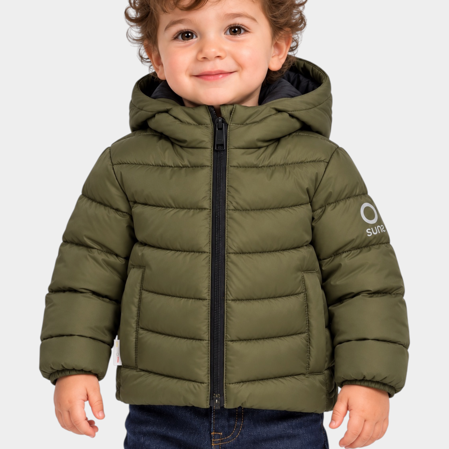 Bambino che indossa un giubbino imbottito verde con cappuccio Follower SRL, modello trapuntato con zip frontale