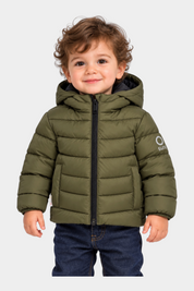 Bambino che indossa un giubbino imbottito verde con cappuccio Follower SRL, modello trapuntato con zip frontale