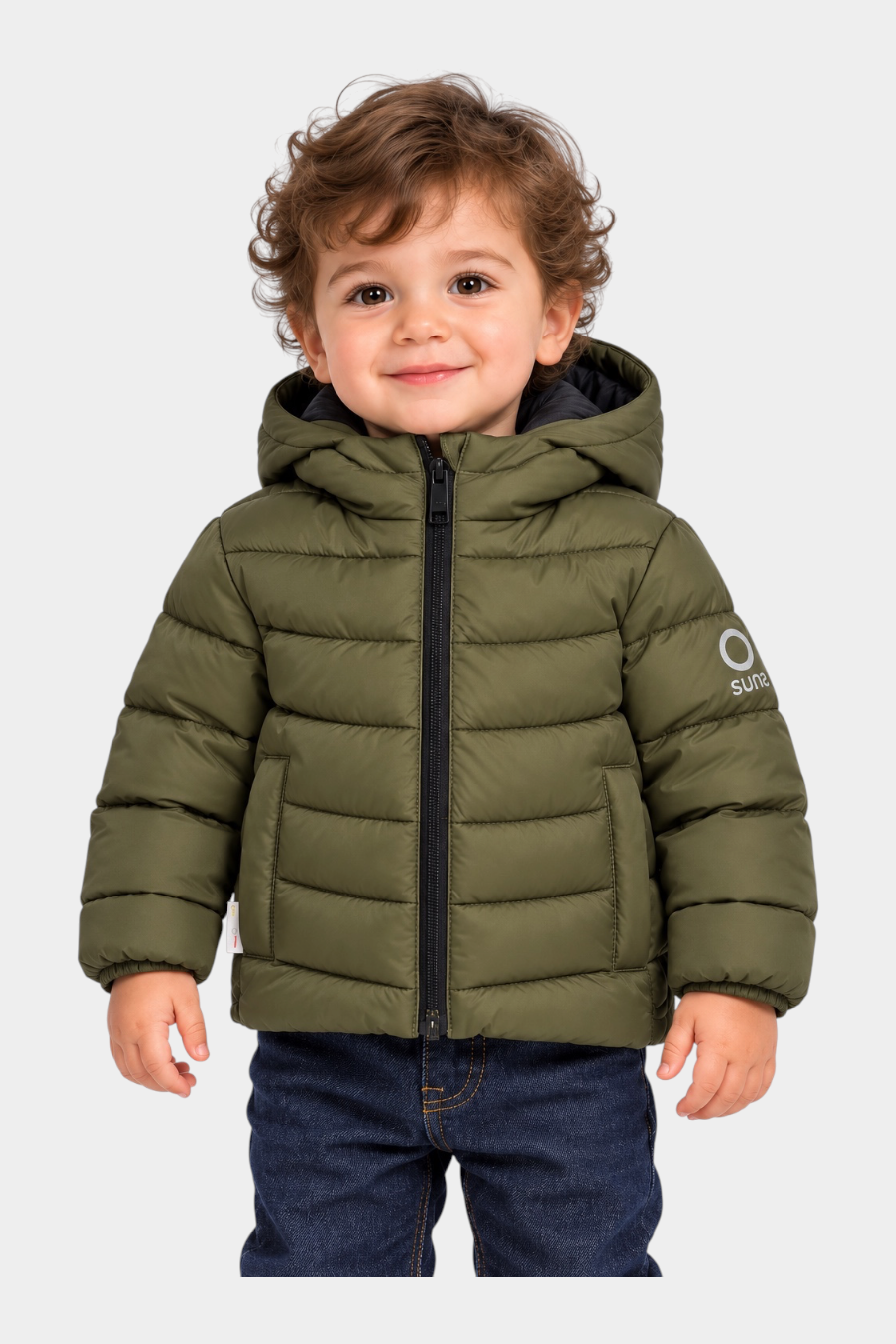 Bambino che indossa un giubbino imbottito verde con cappuccio Follower SRL, modello trapuntato con zip frontale
