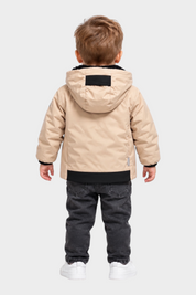 Bambino indossa giubbino beige Follower SRL in velour con cappuccio e dettagli neri, vista posteriore