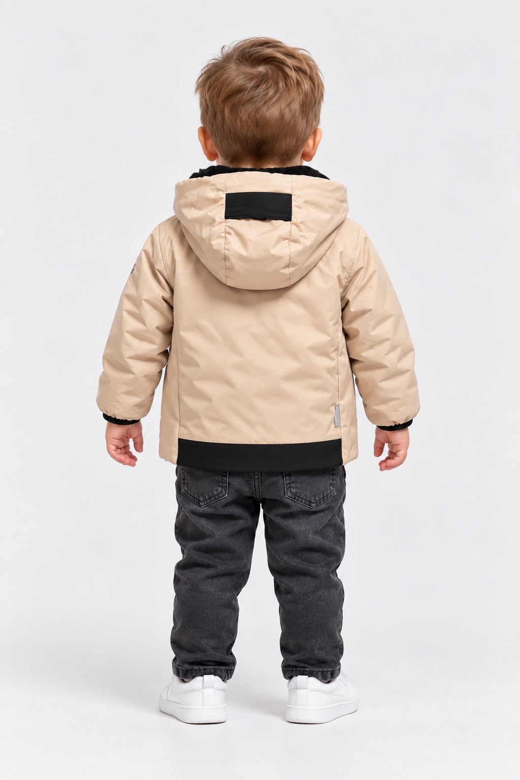 Bambino indossa giubbino beige Follower SRL in velour con cappuccio e dettagli neri, vista posteriore