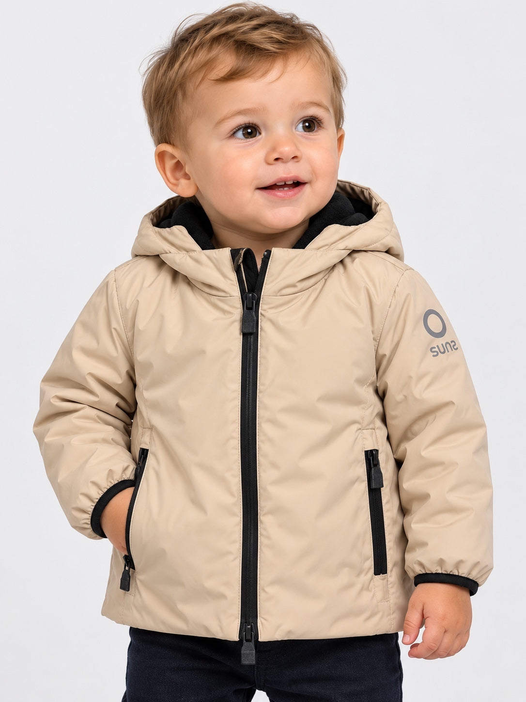 Bambino che indossa un giubbino beige con cappuccio e zip nera, collezione Follower SRL SUNS BOARDS