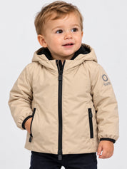 Bambino che indossa un giubbino beige con cappuccio e zip nera, collezione Follower SRL SUNS BOARDS